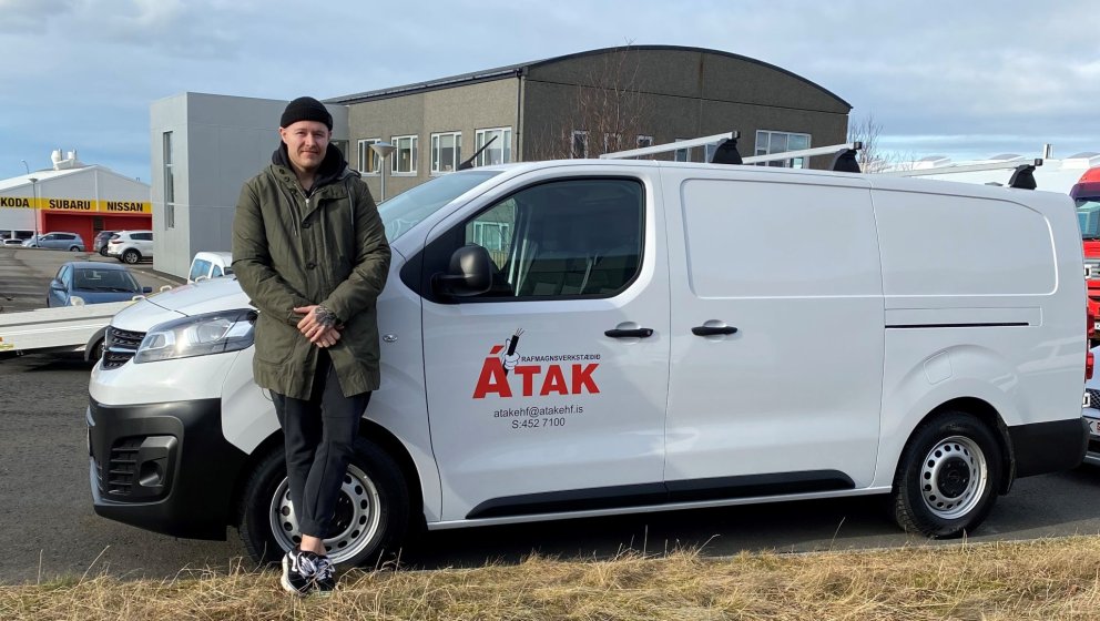 Anton rafvirki sótti Opel sendibílinn.