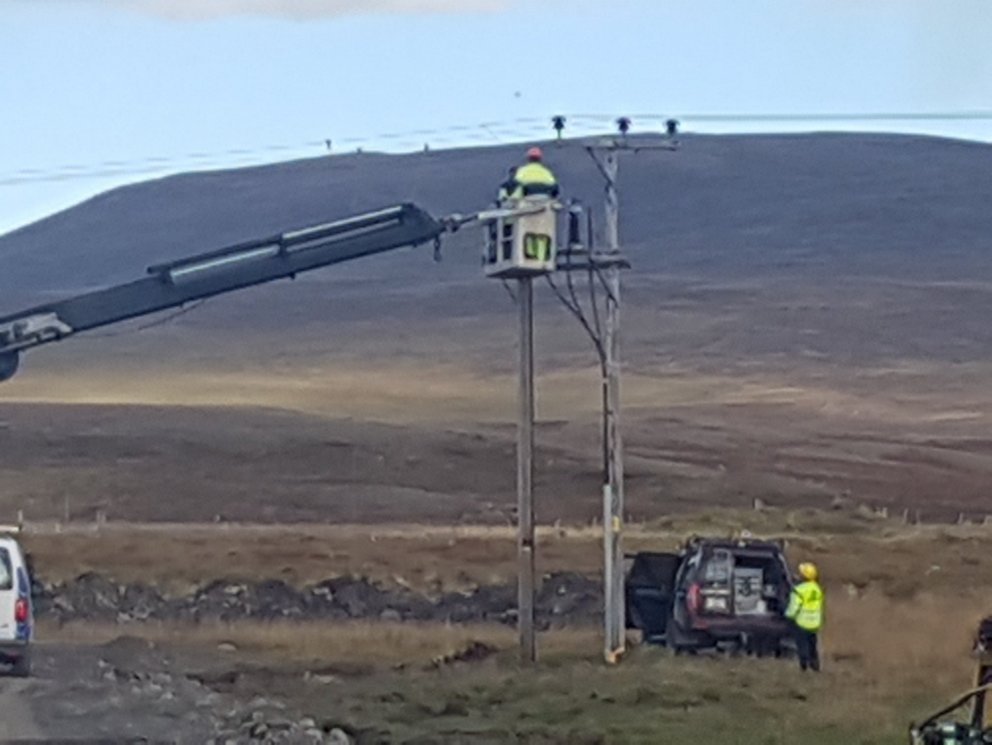 Rarik menn að vinna við tengingar á endabúnaði.