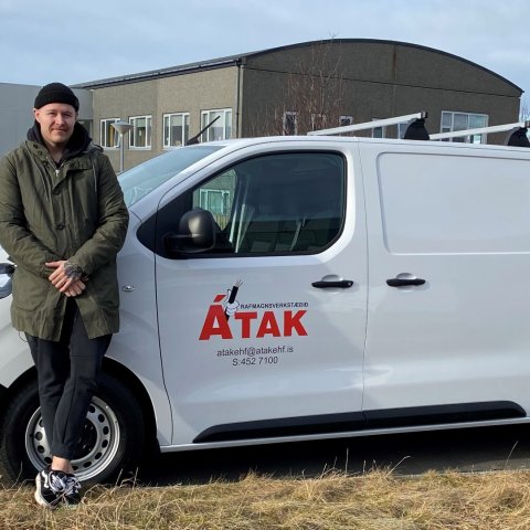 Anton rafvirki sótti Opel sendibílinn.