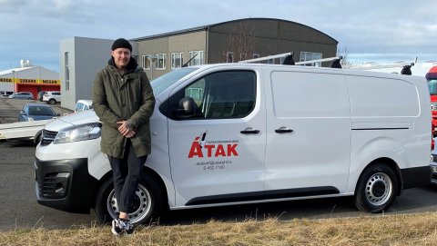 Anton rafvirki sótti Opel sendibílinn.