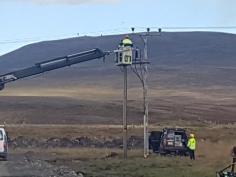 Rarik menn að vinna við tengingar á endabúnaði.